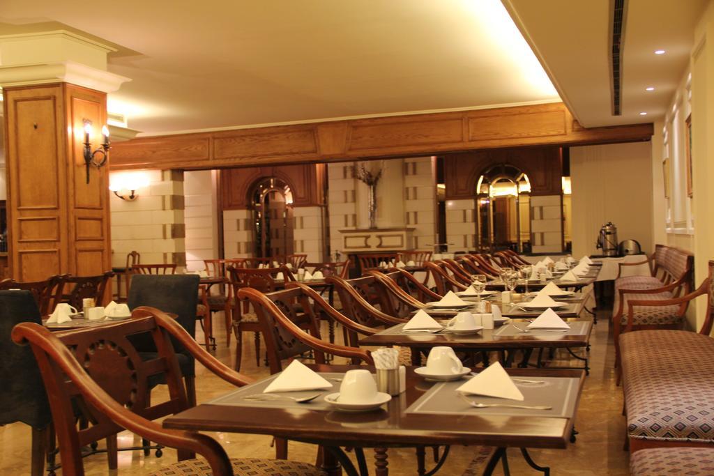 Napoleon Hotel Beiroet Buitenkant foto